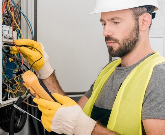 Ce face un electrician?