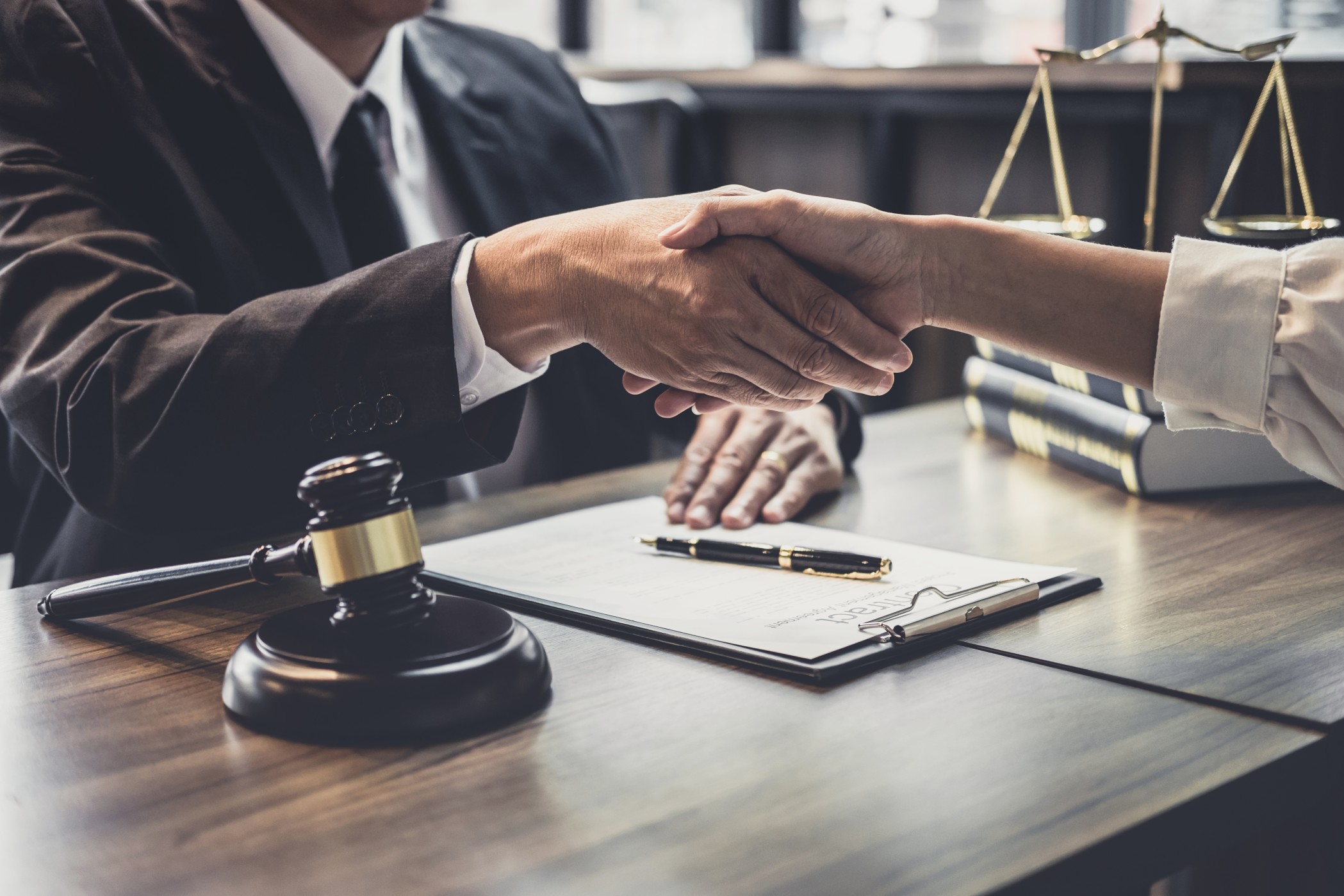 Atributiile avocatului in relatiile sale cu clientii