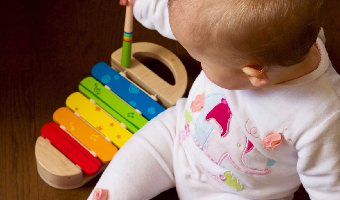 Jucăriile din primul an de viață al bebelușului, o provocare. Iată cum să le alegi!