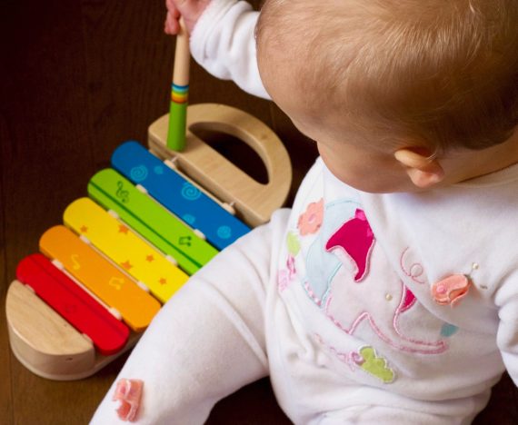 Jucăriile din primul an de viață al bebelușului, o provocare. Iată cum să le alegi!