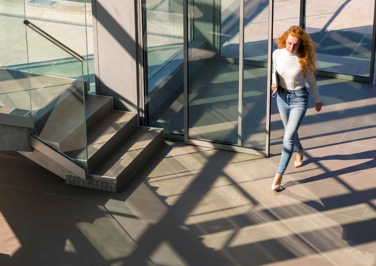 5 avantaje ale usilor culisante automate in spatiile comerciale