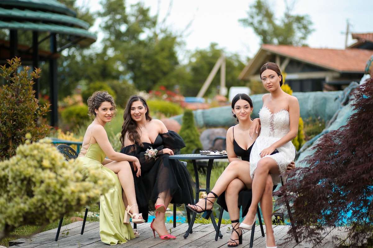 Despre femei și evenimente: Ce presupune pregătirea pentru un eveniment elegant?