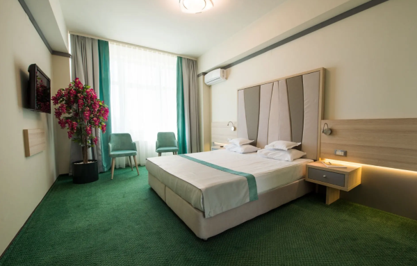 Avantajele cazării într-un hotel în loc de o pensiune sau un apartament în stațiunea cea mai populară din România