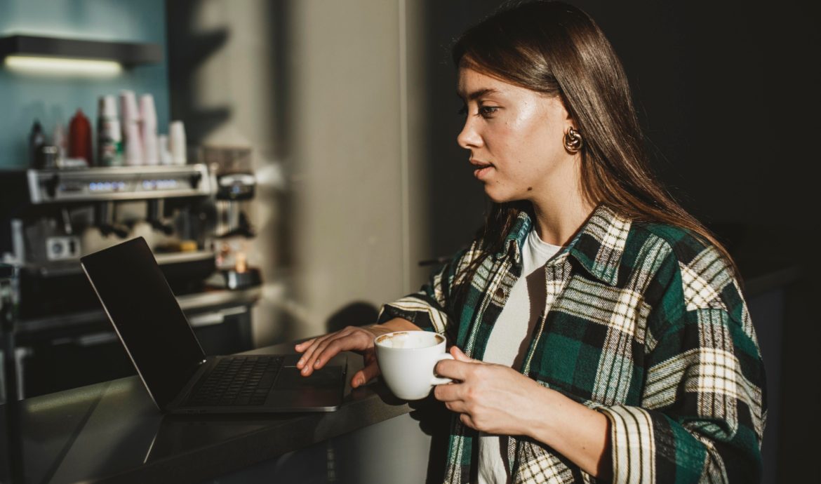 Explorând Diferitele Tipuri de Aparate de Cafea Pentru Birou: O Ghidare Completă