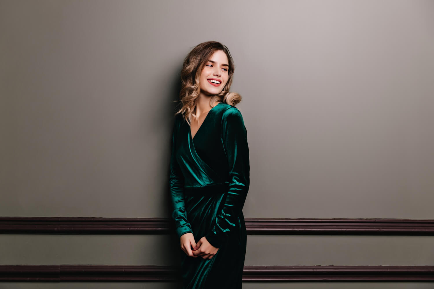 Rochii elegante din catifea vs. din satin - Top 5 diferențe de bază dintre cele două materiale
