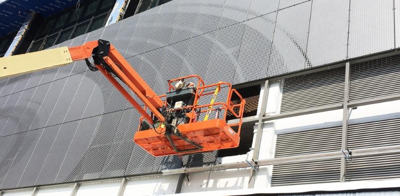 Cum influențează greutatea materialului procesul de instalare a panourilor traforate?