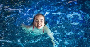 Ce beneficii are înotul pentru copiii cu probleme de coloană?