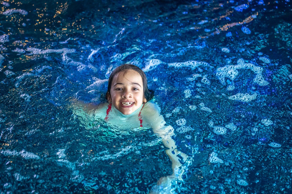 Ce beneficii are înotul pentru copiii cu probleme de coloană?