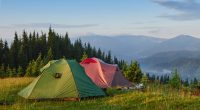Ce accesorii de camping sunt subestimate dar extrem de utile?