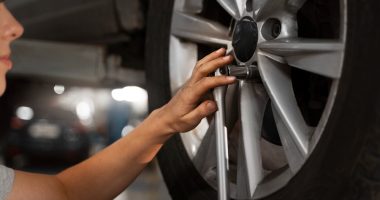 Cum pot reface stratul de vopsea de pe jantele afectate de lovituri?