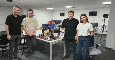 UZINEX deschide la Iași primul centru din România unde persoanele cu dizabilități locomotorii învață gratuit să programeze roboți industriali