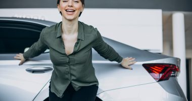 Pot închiria o mașină Tesla? Tot ce contează înainte să pleci cu ea de pe parcare