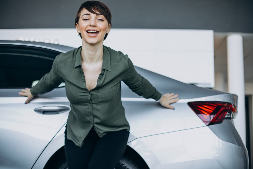 Pot închiria o mașină Tesla? Tot ce contează înainte să pleci cu ea de pe parcare
