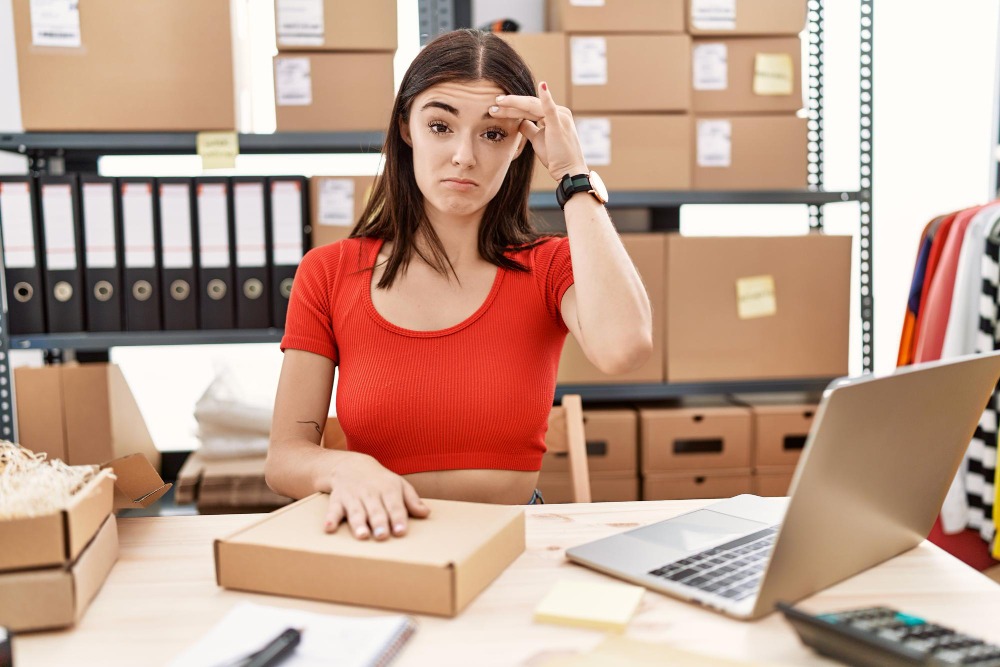 Ce costuri ascunse poate avea logistica internă a unui magazin online?